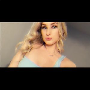 Hey Posh! Meet your seller! 😘